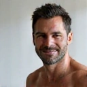 Retrato de Carlos M., un hombre de unos 40 años con aspecto atlético y satisfecho.